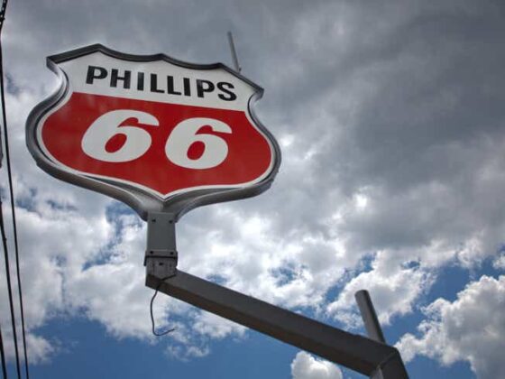 Phillips 66’s Los Angeles refinery layoffs to begin in December – Reuters (PSX:NYSE)