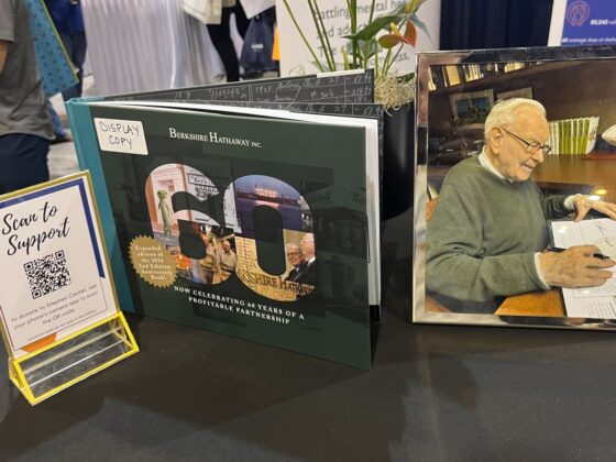 Autographed Warren Buffett books fetch as much as 0,000 at auction