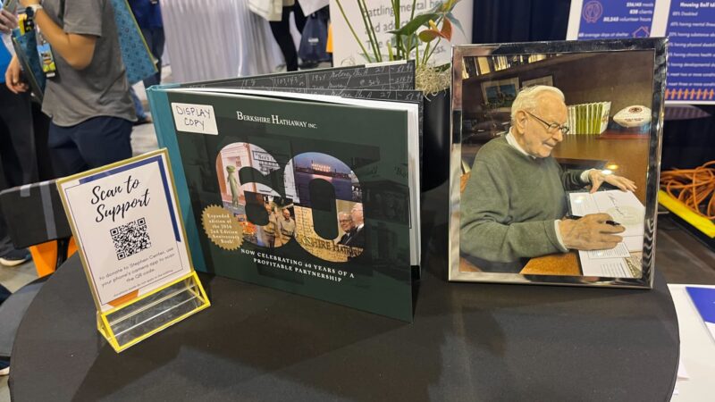 Autographed Warren Buffett books fetch as much as 0,000 at auction