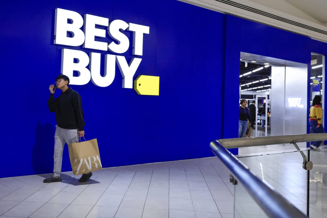 Best Buy’s stock drops after retailer cuts profit outlook on tariff impact