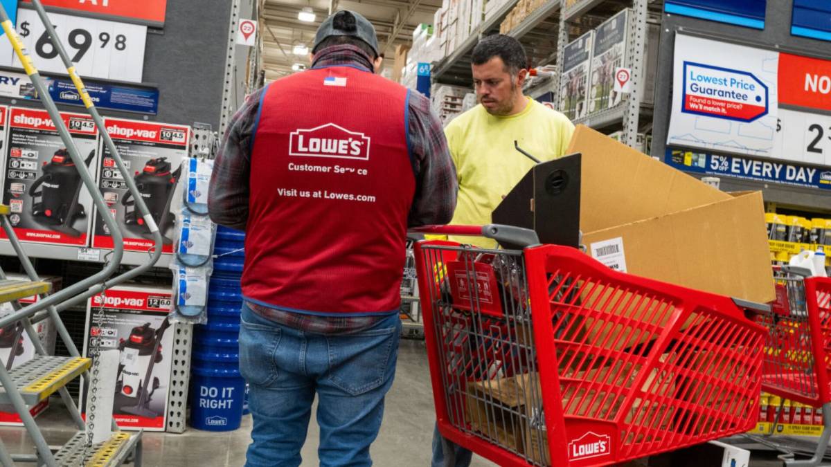 Is Lowe's open on Memorial Day?