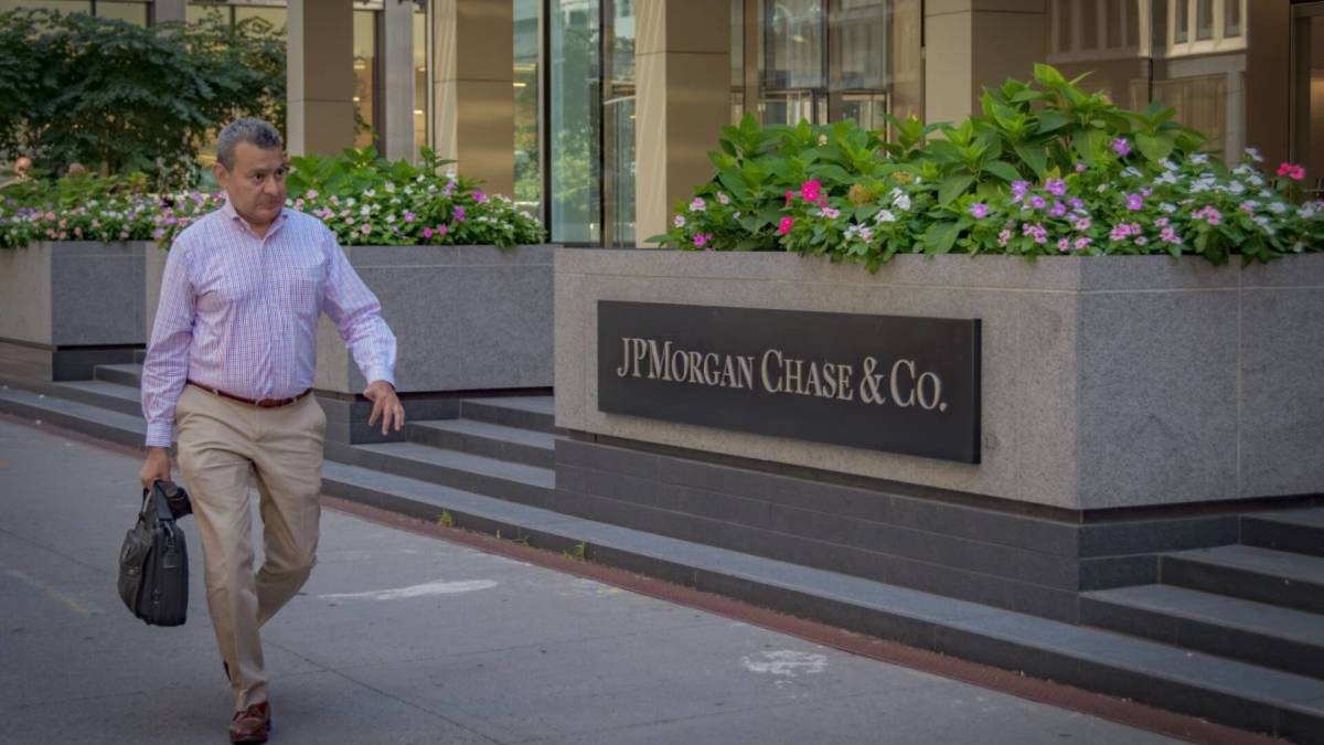 JPMorgan Chase CFO issues stern warning to employees 