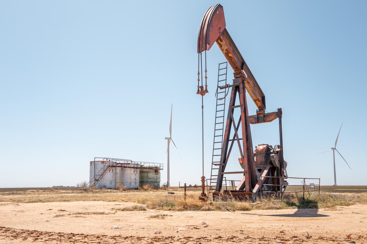 Oil prices fall amid US debt concerns and prospect of increased supply