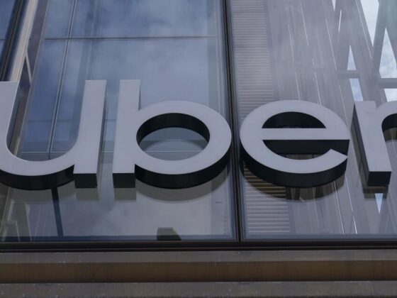 Uber targets commuters with cheaper pooled rides, price-lock pass