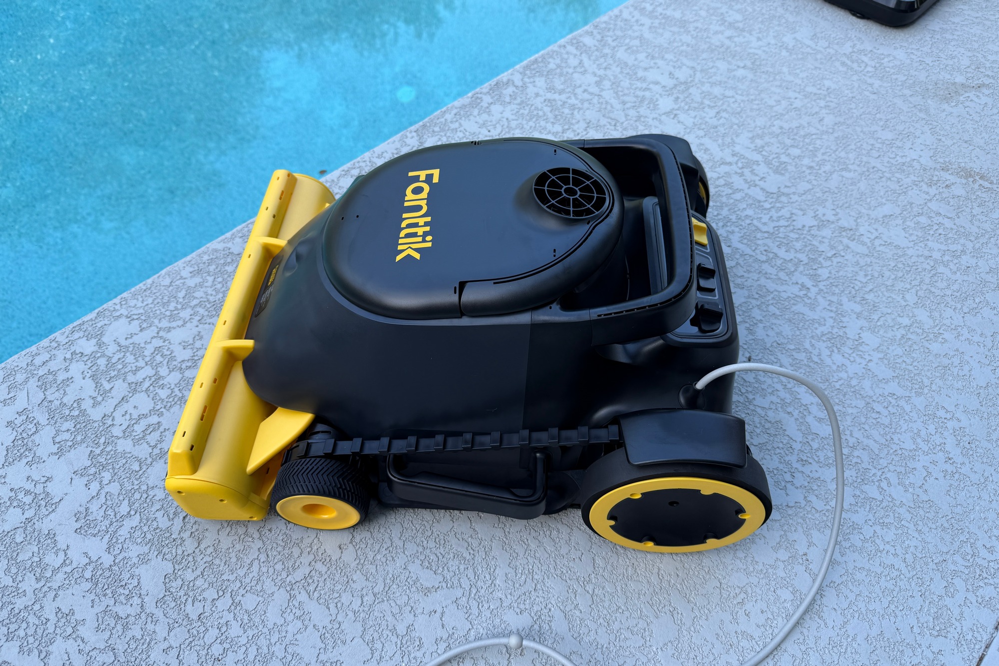 Fanttik Aero X - Best cordless robotic pool cleaner for large pools, runner-up