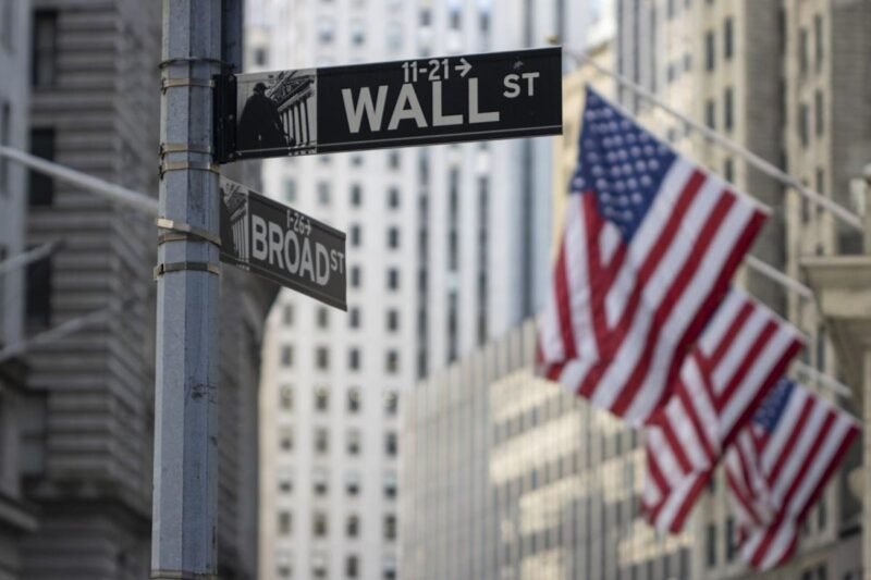 Stocks Close Mildly Lower as US Consumer Sentiment Declines