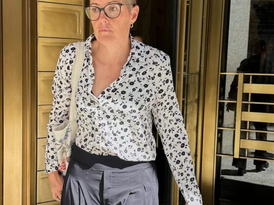 A one-time ’40 under 40′ rising star in fashion pleads not guilty to charges she allegedly cheated investors out of 0 million