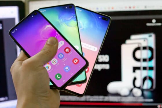 U.S. smartphone shipments edge up in Q2 as tariff fears spur inventory push; Samsung surges, Apple slips