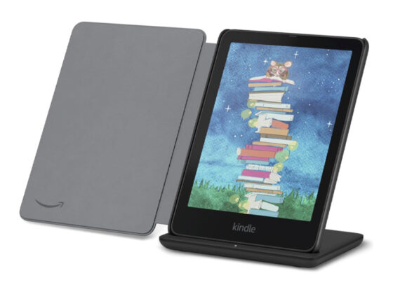 Amazon is selling a 3 Kindle Colorsoft bundle for 2, and readers say it's 'better than a book'