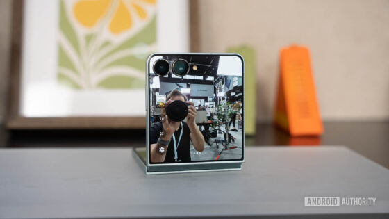 Apple accidentally helps promote the Samsung Galaxy Z Flip 7