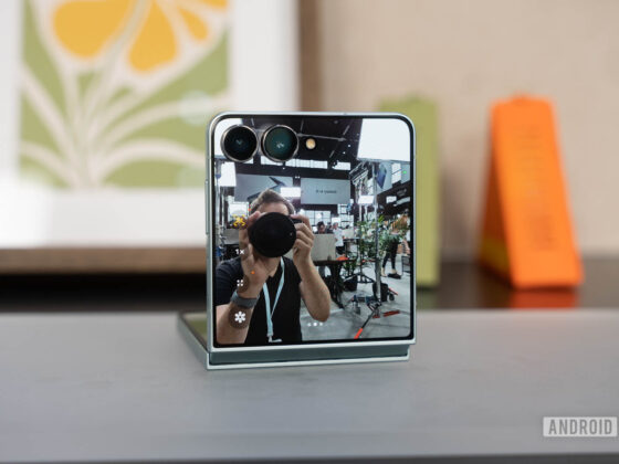 Apple accidentally helps promote the Samsung Galaxy Z Flip 7