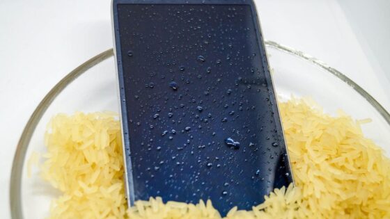 Apple’s and Samsung’s Warning: The Truth About Putting Wet Phones in Rice