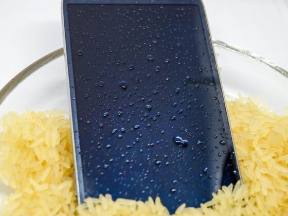 Apple’s and Samsung’s Warning: The Truth About Putting Wet Phones in Rice