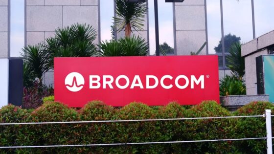 As Broadcom Launches Tomahawk Ultra Shipments, Should You Buy, Sell, or Hold AVGO Stock?