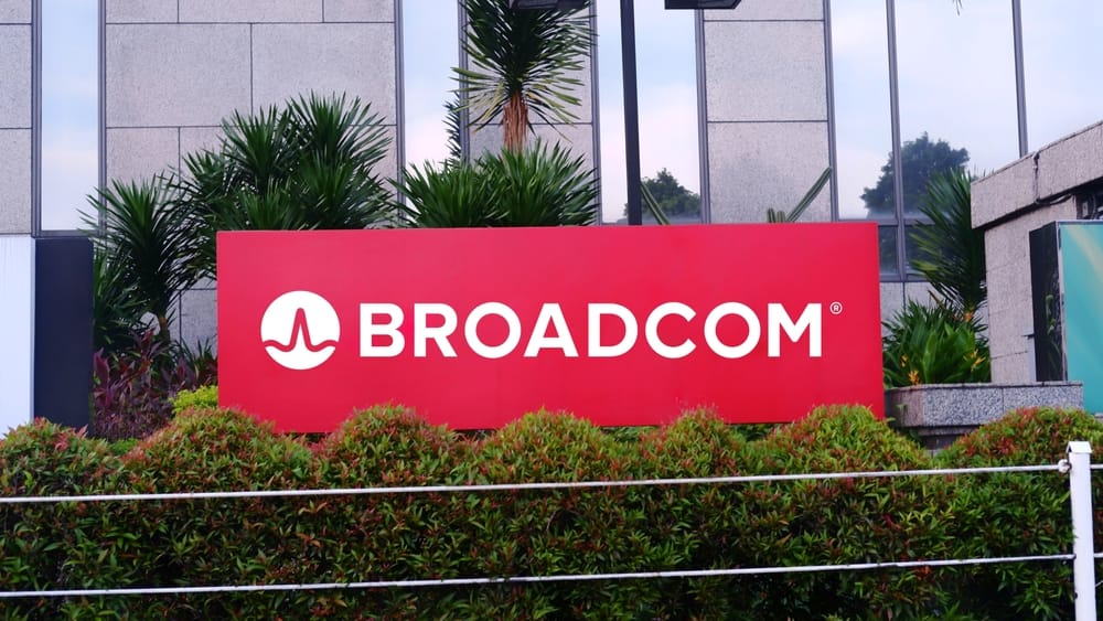 As Broadcom Launches Tomahawk Ultra Shipments, Should You Buy, Sell, or Hold AVGO Stock?