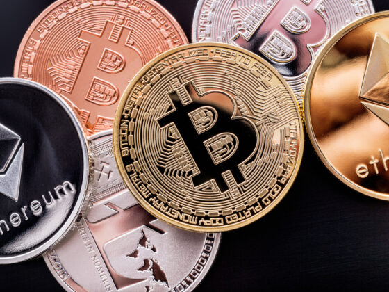 Bitcoin Enters Wyckoff Distribution — Time For Altcoins To Shine?