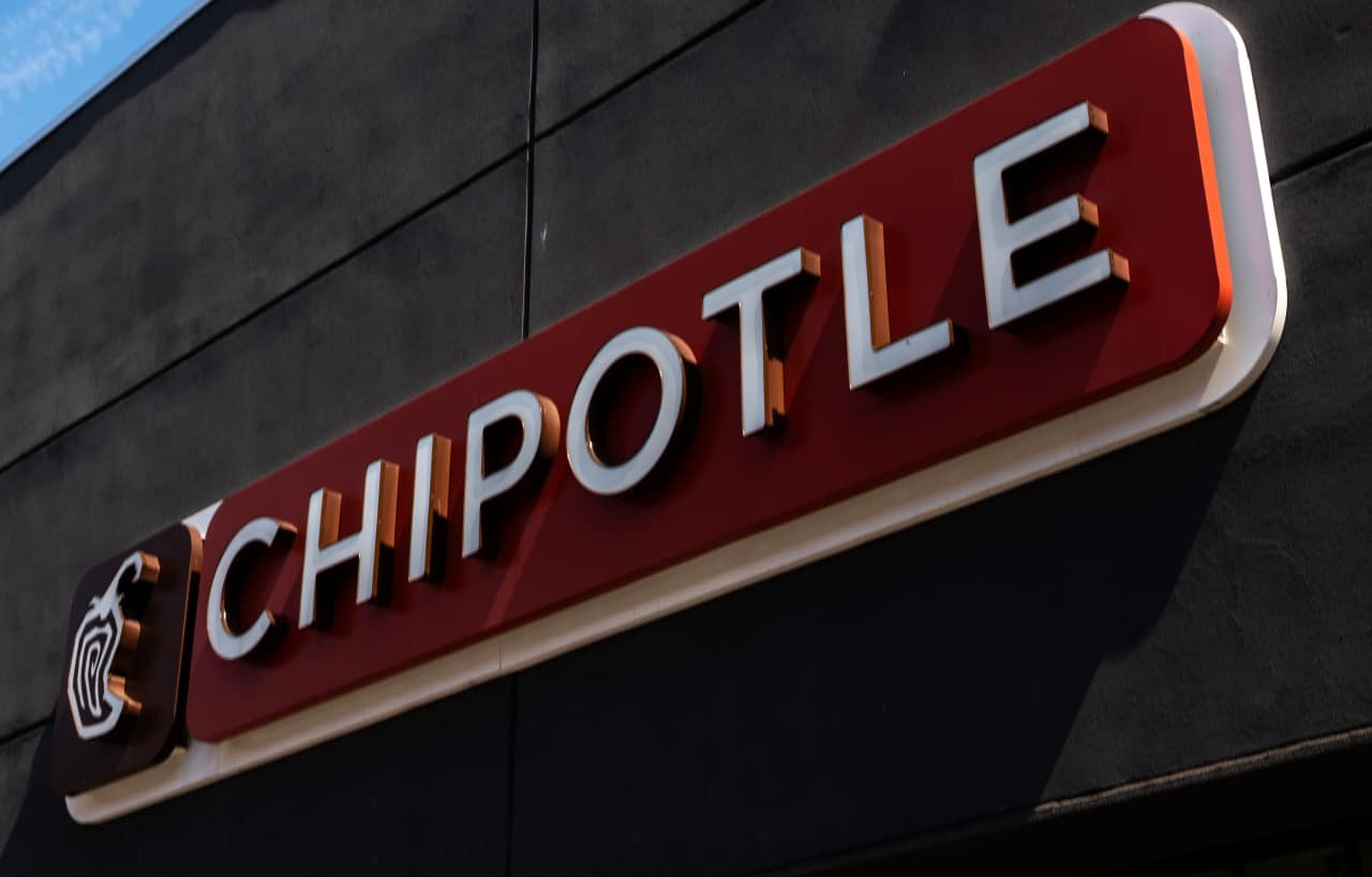Chipotle’s stock slides, weighed down by weak outlook