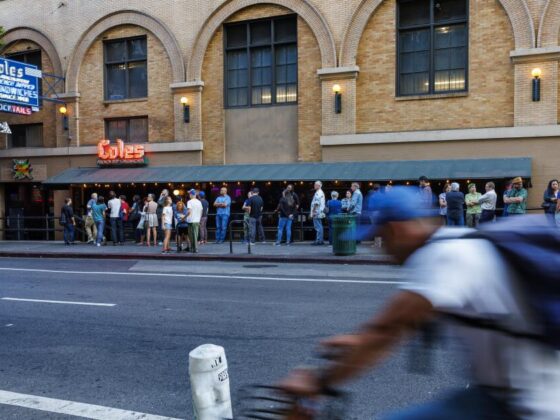 Cole’s French Dip to remain open temporarily as crowds surge