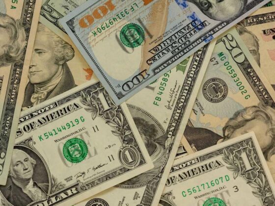 Dollar Slips on Trade Uncertainties and Threats of Soaring Deficits
