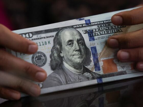 Dollar cedes ground to euro, Swiss franc shines in global reserves, IMF data shows
