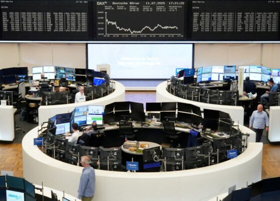 Global stock index falls, euro slides after US-EU trade deal