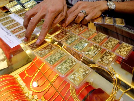 Gold prices hover near one-month high