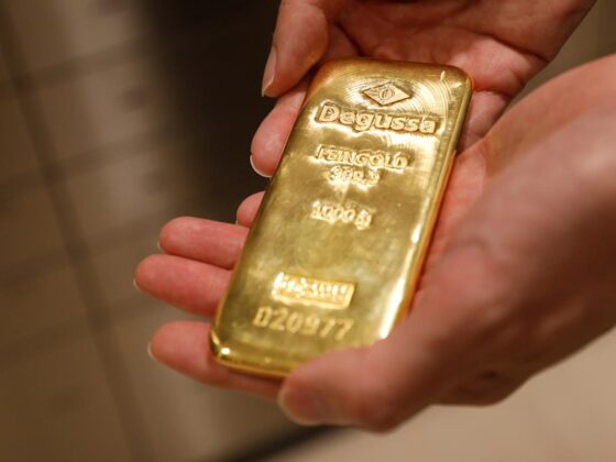 Gold slips to lowest in over a week as Trump tariff threats push dollar higher