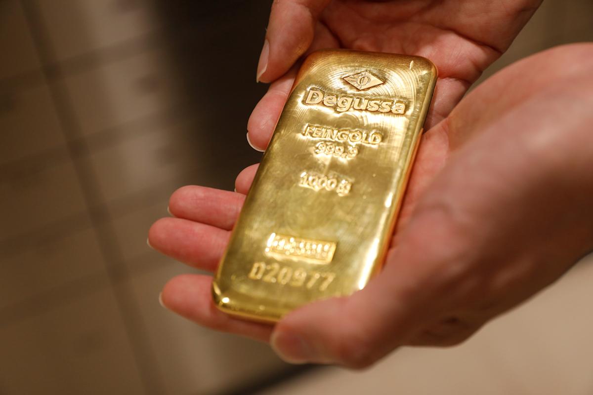 Gold slips to lowest in over a week as Trump tariff threats push dollar higher