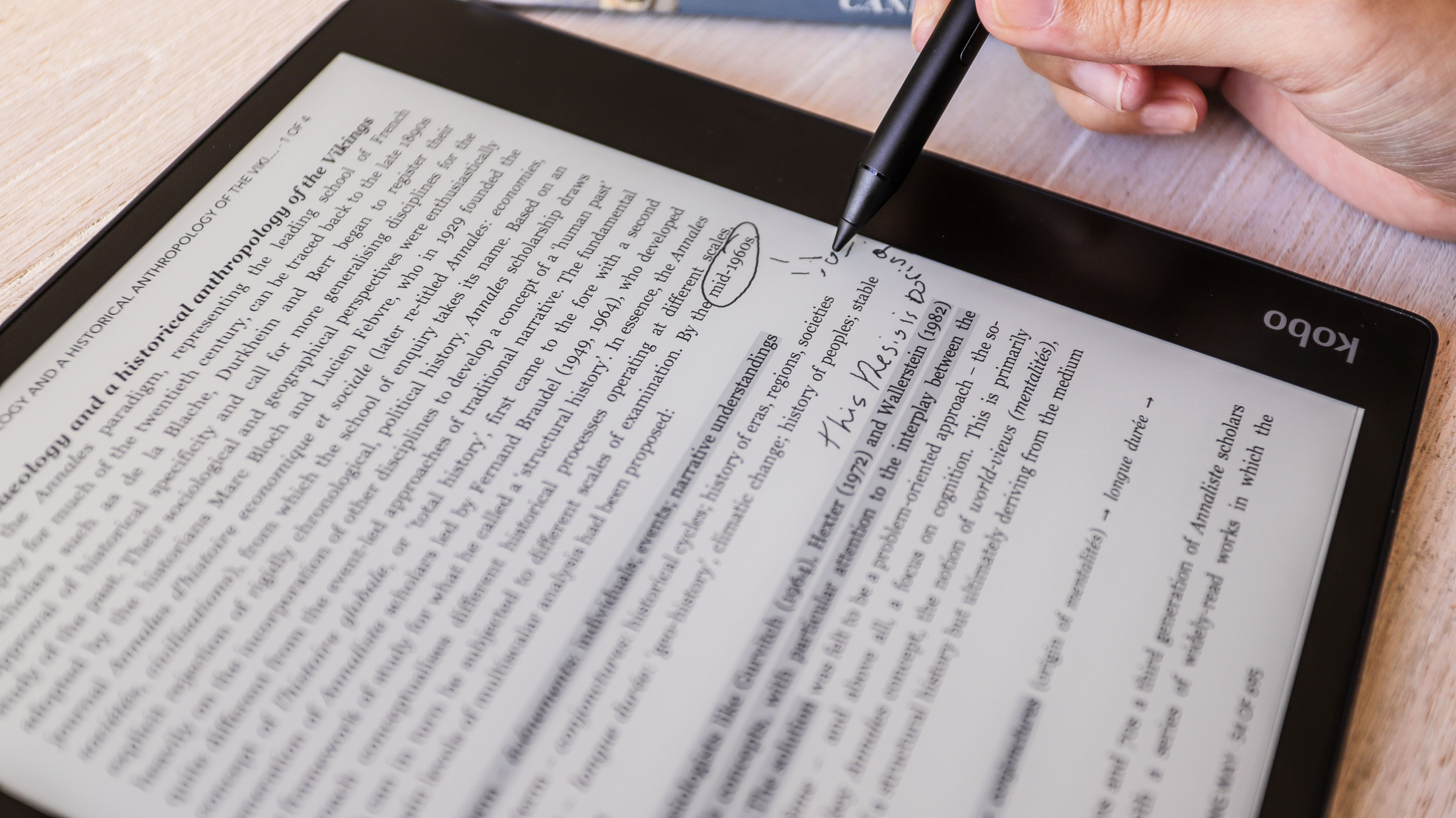 Highlights and annotations being made on an ebook on the Kobo Elipsa 2E