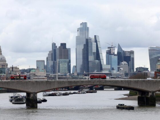 London outperforms European peers as traders cheer strong UK earnings