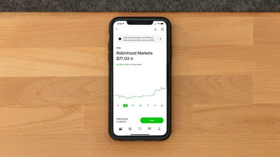 Robinhood Keeps Hitting New Highs. How Should You Play HOOD Stock Here?