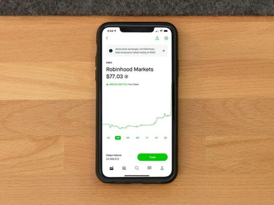 Robinhood Keeps Hitting New Highs. How Should You Play HOOD Stock Here?