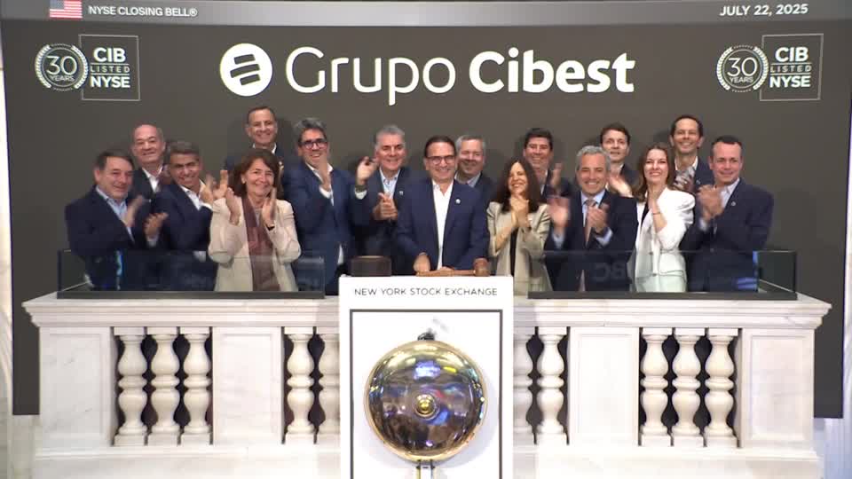 S&P 500 notches record-high close; GM slumps as tariffs bite