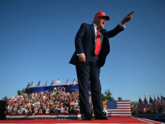 S&P 500 futures and dollar dip as Trump revives tariff tension