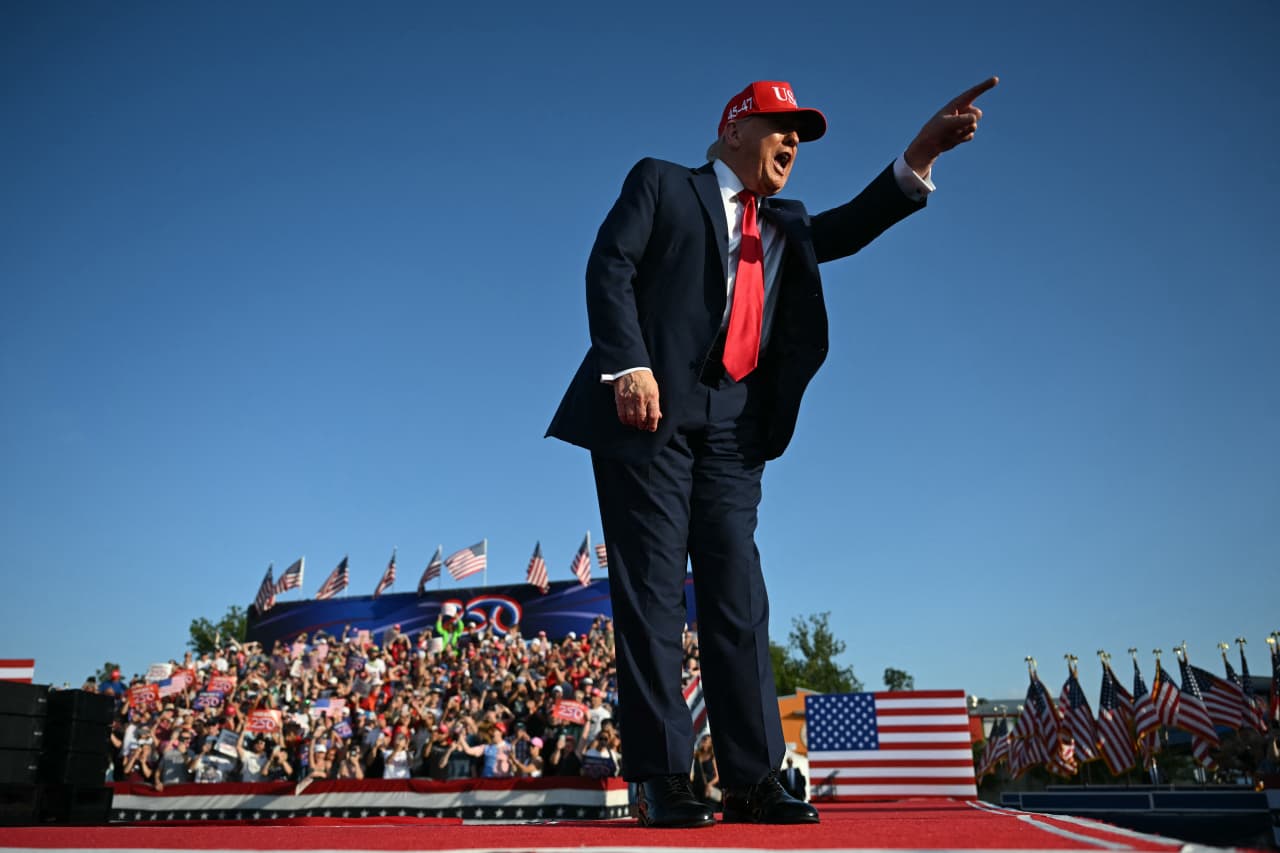 S&P 500 futures and dollar dip as Trump revives tariff tension