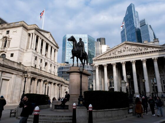 London stocks lag peers as earnings deluge fails to impress investors