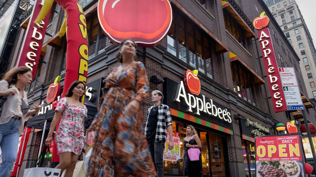 Struggling restaurant chain makes major change to win back customers