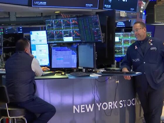 Wall St ends modestly higher ahead of earnings, economic data