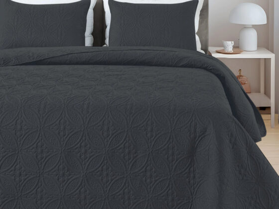 Walmart is selling a 'beautiful'  3-piece quilt set for only , and shoppers call it 'great for summer'