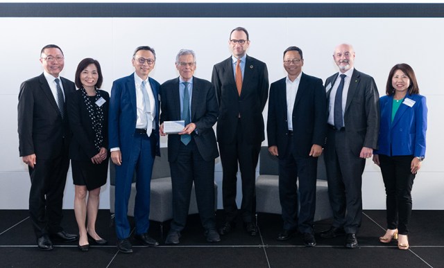 Image of Nobel laureate Myron Scholes with members of CFA Society Hong Kong.