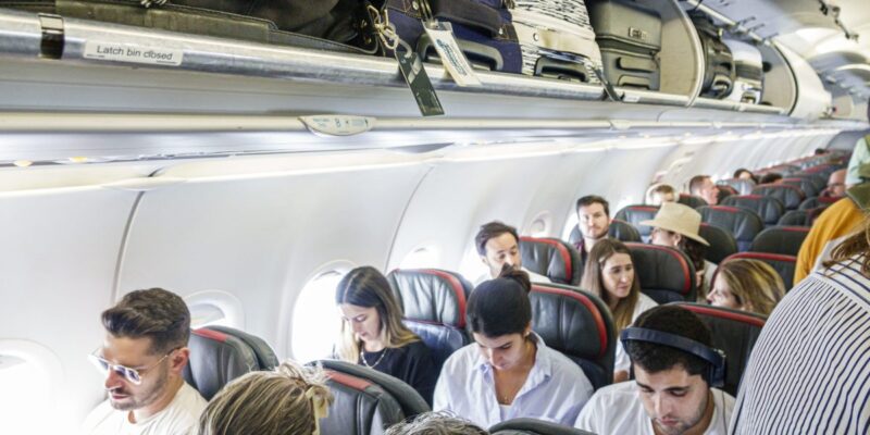 Delta, United passengers allege airlines sold millions of window seats withouts windows