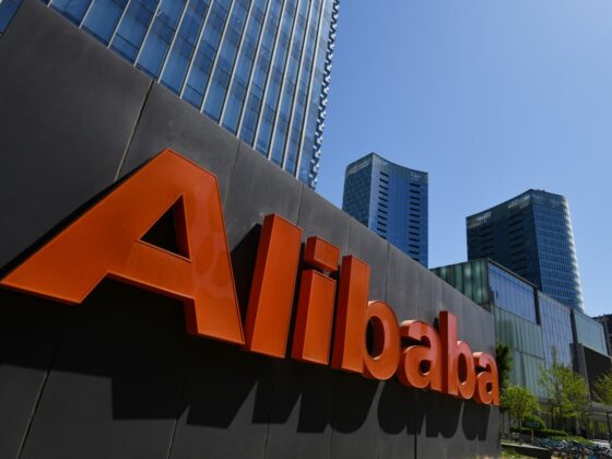 Alibaba’s cloud-computing business is thriving, and it has a new AI chip in the works. The stock is rising.