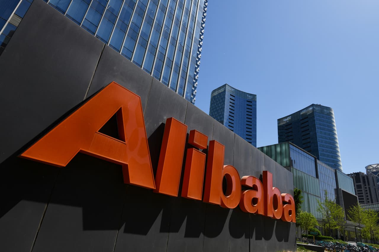 Alibaba’s cloud-computing business is thriving, and it has a new AI chip in the works. The stock is rising.