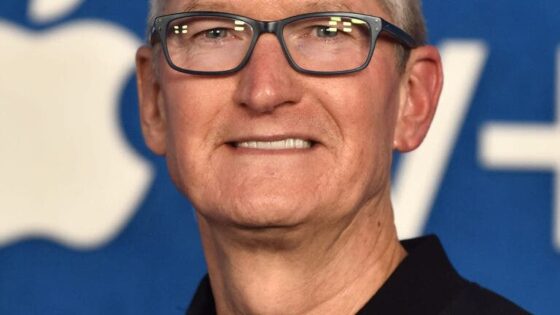 Along With 0 Billion U.S. Manufacturing Commitment, Apple’s Tim Cook Gifted Trump A Glass ‘Made In USA’ Plaque On 24-Karat Gold