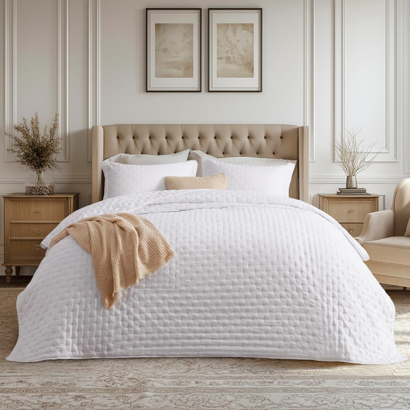 Amazon's bestselling 3-piece lightweight quilt set is on sale for only $30