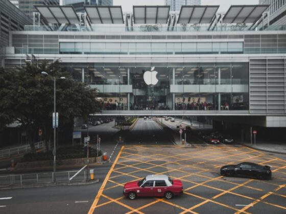 Analyst Explains Apple’s (AAPL) ‘Biggest Risk’ – ‘Siri is a Mess’
