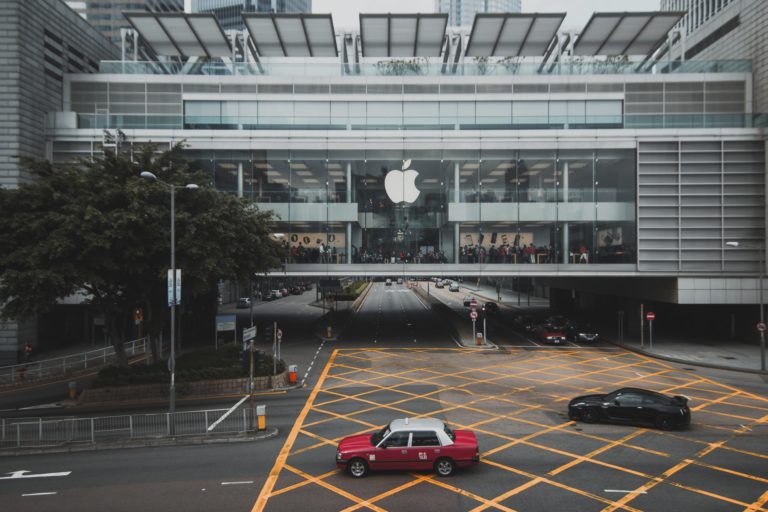 Analyst Explains Apple’s (AAPL) ‘Biggest Risk’ – ‘Siri is a Mess’