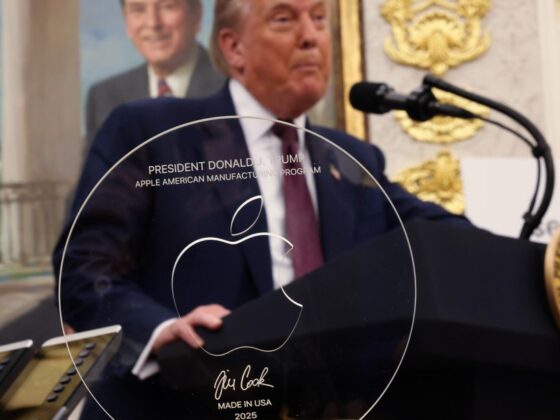 Apple made a 24k gold and glass statue for Donald Trump