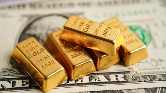 As Dollar Plummets, Is Now a Good Time To Invest in Gold?