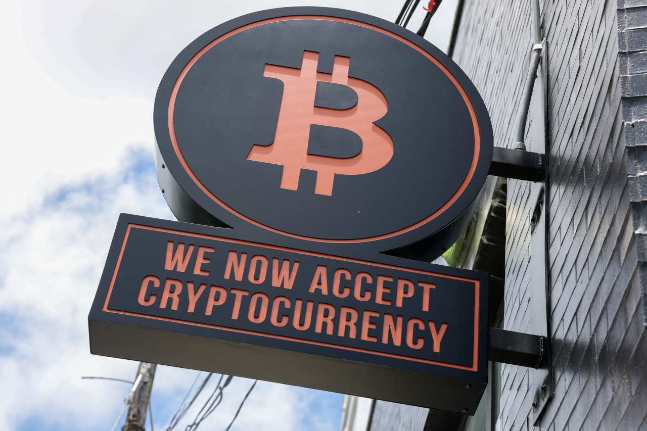 Bitcoin extends rally, hits record high above $124,000